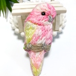 桜 カラー アキクサインコ ローズ 刺繍 ブローチ 小鳥 シリーズ 日本製ピン使用