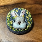 プックリうさぎちゃんとお花のブローチ