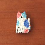 カラフルなネコブローチ(ブルー)