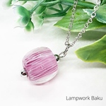繊細なレース模様のとんぼ玉ネックレス(桜)