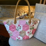 【Pink-rose様ご予約品】ちょっぴり大きめ薔薇柄の肩掛けバック☆パッチワークバック☆ヘキサゴン