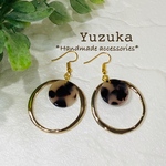 べっ甲風ラウンドパーツとゴールドリングのピアス/イヤリング