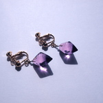 菱形の耳飾り　桃紫色