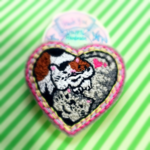仲良し猫の刺繍ハートブローチ