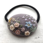 大人可愛いお花のレース編みと刺繍ヘアゴム 4.5  ブローチへ変更可能