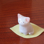 ちょこんと座った白にゃんこ