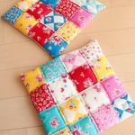 ２枚セット・極厚タイプ　Strawberry Patchwork　四角つなぎのパッチワーク　ミニおざぶ　pieni kukka　* ラプセニ *