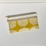 ステキ❣️北欧柄ポンポンフラワーからし色後ろポケット付き2段ファスナー財布ポーチ