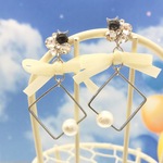 白いリボンの清楚な猫ピアス（コットンパール・黒猫）