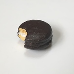 食べかけのチョコパイのミニチュアフード・マグネット