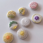 春の花刺繍　くるみボタン　ブローチ/ヘアゴム　仕上げ