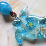 ◇1462　🐚ホヌとお花のペンダント・中サイズ🐢🌺　※スエード革紐タイプ・約７２㎝【金属アレルギー対応デザイン】