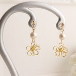 コットンパールとワイヤーチャーム　ゴールドのピアス／イヤリング／樹脂ノンホールピアス／樹脂ピアス
