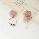 アシンメトリー ヴィンテージガラスボタンのイヤリング／ピアス 春の月と桜