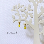 no.1 ＊チタンピアス＊yellow Czech glas beads＊小さな黄色い粒のピアス＊シンプル＊樹脂ノンホールピアス変更OK＊