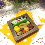  春の3色おにぎり弁当☆鰆(さわら)の塩焼き〜選べるランチョンマット〜