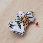 手刺繍ブローチ＜白うさぎと花＞