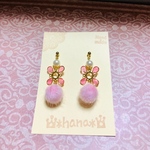 ピンクのファー付きピアス(キャッチ式)