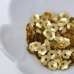 [再入荷]スパンコール 約580枚(約7g)  花カップ 7mm マット金 (SFC07MGLBS00)