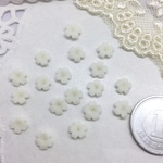 ホワイト  小さな花 小花 ネイル ミニ サイズ 樹脂 レジン素材 材料 イヤーカフ に 5