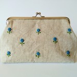 そら色　小花　手刺繍　がま口ポーチ（大）　