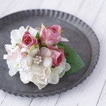 リボンの花とローズのコサージュ