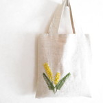 ミモザ刺繍のリネンバッグ