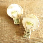 小さな電球のブローチ（陶器）
