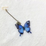 リボンと蝶の樹脂ピアス〔片耳用〕＊金古美ブルー＊イヤリングへの変更可