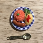 ミチキンライスとオムレツプレートのマグネット（ブルーチェックのお皿）