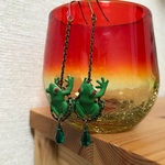 カエルとスワロフスキーのピアス