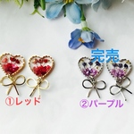 2色のハートのかすみ草にリボンが揺れるピアス／イヤリング フラワーギフト