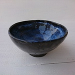 黒土を使った黒と青の茶碗  19022506