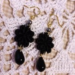 【送料込】黒色お花モチーフと黒色雫ビーズのピアス