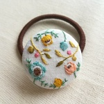 再販　刺繍　くるみボタン　ヘアゴム　アネモネとオリーブ