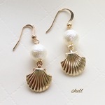 貝殻チャーム×コットンパールのピアス・イヤリング