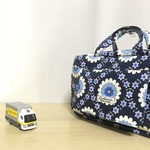 【3/16販売】蓋つき手提げポーチ（おむつポーチ）サイケ風紺の花柄