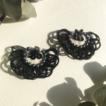 【frill 天然石オニキス×black】刺繍ピアス/イヤリング 