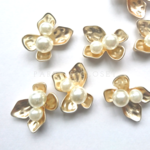 【再入荷しました】：4pieces： import　パール フラワー カン付きチャーム 〈ゴールド〉