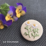 カモミールの刺繍ブローチ(白)