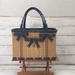 【セールの品】ダブルリボンのクラフトかごバッグ（Ｍ）クラフト＆プルシャンブルー
