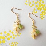 小さなミモザのピアス(イヤリング）クリームイエロー