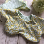 花びら型のスタイとミニハンカチセット✴︎黄色いさくらんぼ