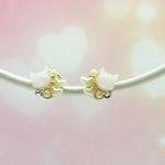 白猫とハートのパールの小ぶりなピアス（淡い黄色）ねこ　ネコ