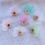 花びらビジューの耳飾り𑁍