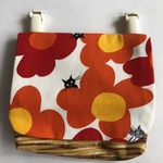 移動ポケット 赤い花と黒猫