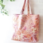 和柄の巾着付きトート　大きな花　ピンク系