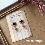 アンティークボタンとコーラルピンクビーズのピアス