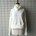 ショート丈パーカー　クリームホワイトとの切り替えのお洋服