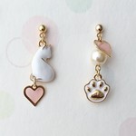 ◆SALE◆にゃんこピアス◆猫ピアス◆肉球ピアス◆白猫◆アシンメトリー